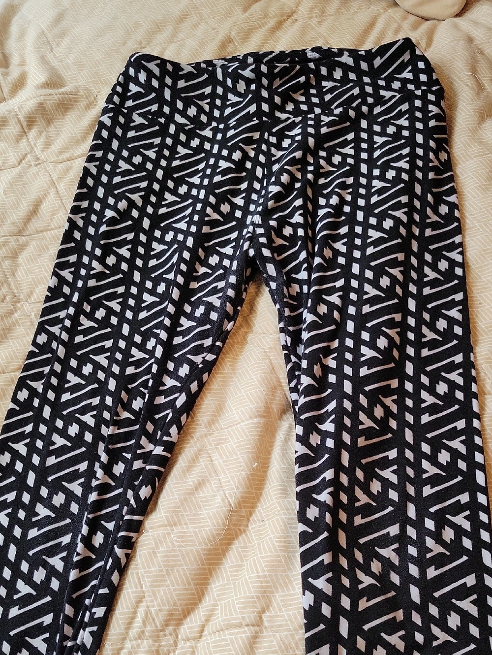 LuLaRoe Black and White Abstract Geometric Leggings